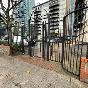 Apartment Cozy In Stratford Next To Abba, London