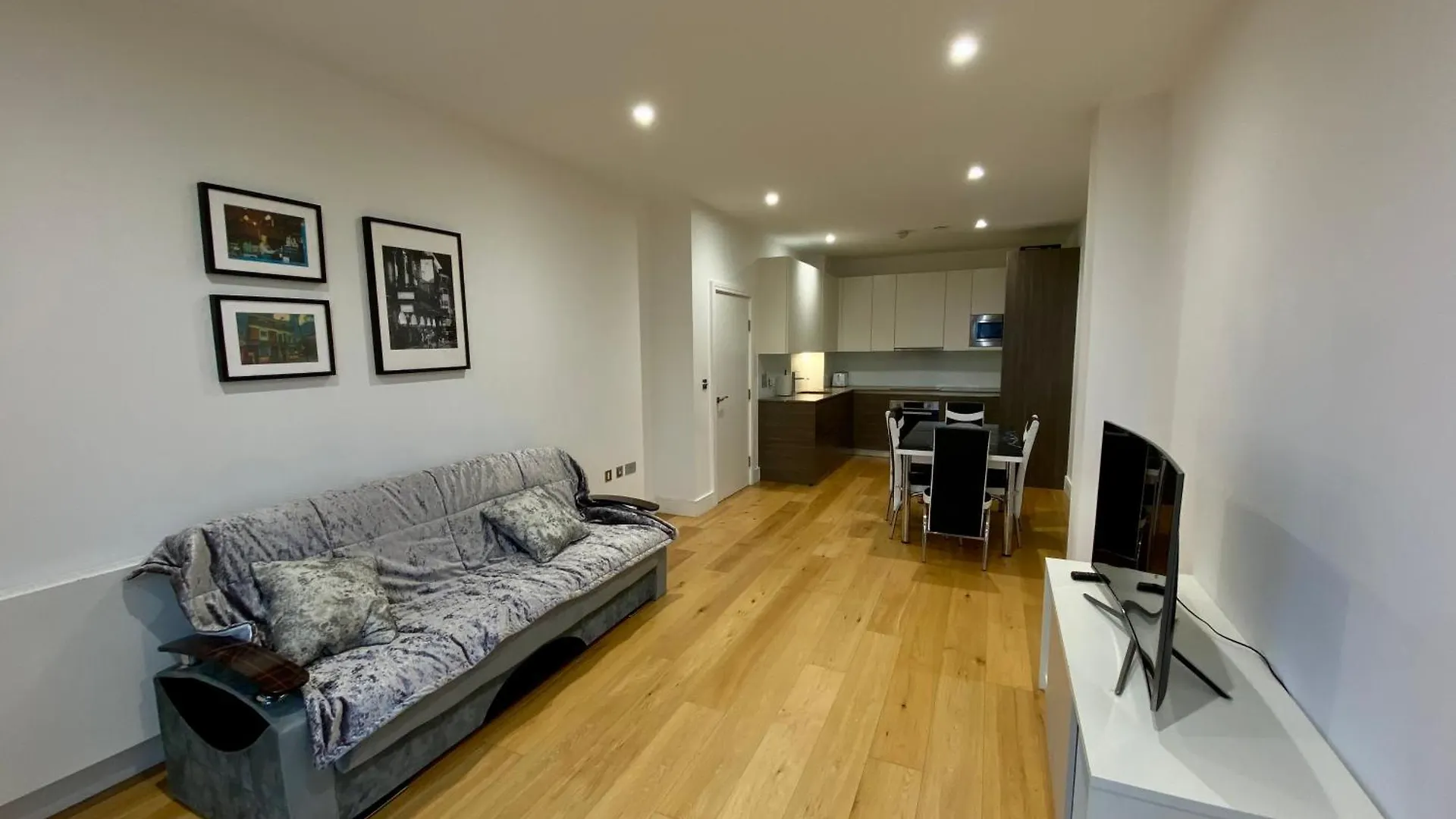Spacious 2 Bedroom Penthouse Retreat London